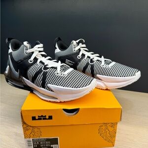 Nike LeBron Witness VII